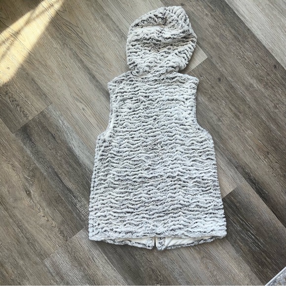 Altar’d State faux fur zip hooded vest - Picture 3 of 9